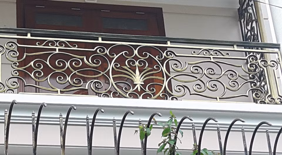 Lan can sắt mỹ thuật. Ảnh: Blogspot.