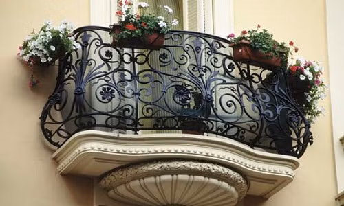 Họa tiết cầu kỳ tạo điểm nhấn cho ban công. Ảnh: Printest.