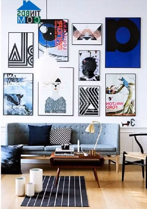 Bạn có thể trải thảm một phần hoặc kín khu vực bàn trà nhưng tránh tình trạng một phần bàn kê trên thảm, phần còn lại nằm bên ngoài. Một chiếc thảm phù hợp phải đủ chỗ kê những món đồ quan trọng. Ảnh: Emily Anderson.