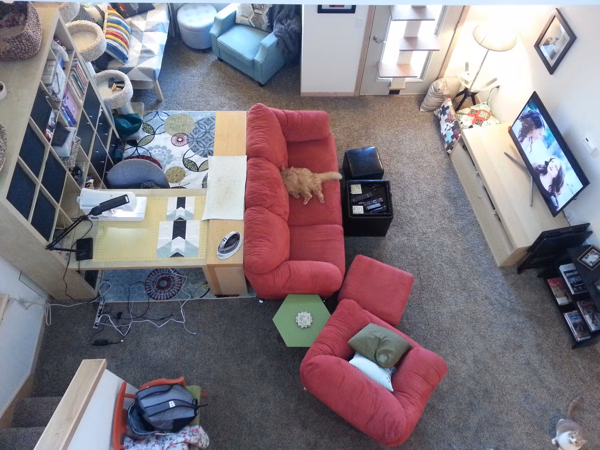 Quá nhiều đồ đạc và kích cỡ không phù hợp vừa gây khó khăn trong việc đi lại ở phòng khách, vừa khiến căn phòng trở nên bí bách. Ảnh: Printest.