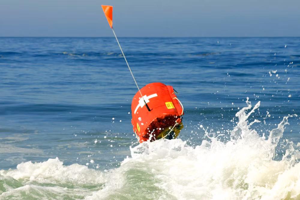 Robot Emily có khả năng giải cứu 5 người cùng một lúc. Emily như một chiếc phao nổi trên mặt biển cho người tị nạn bám vào. Sau đó, robot sẽ đưa người gặp nạn tới thuyền cứu hộ. Ảnh: Popular Science.