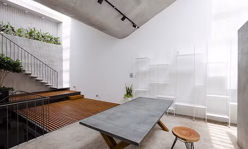 Bàn ghế gỗ độc đáo trong phòng khách. Nguồn ảnh: Archdaily.