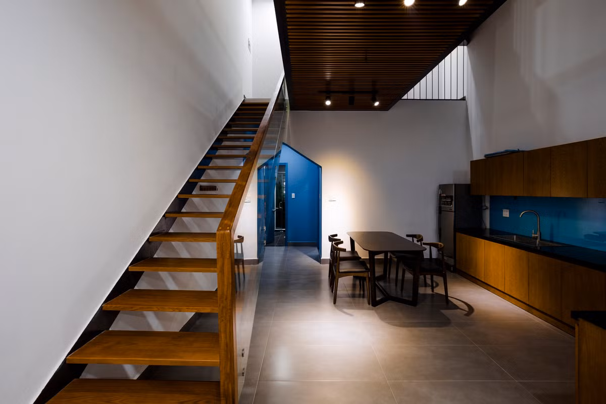 Dù ở dưới cầu thang nhưng phòng bếp vẫn không hề u ám.