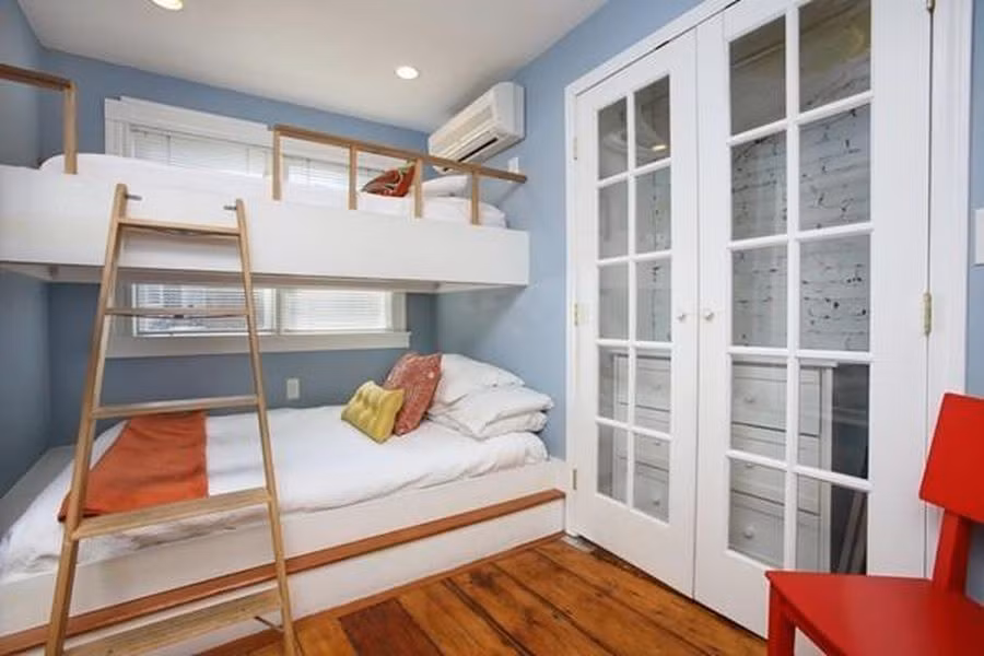 Nhà chật nhưng được thiết kế gọn gàng, tiện nghi. Ảnh: Boston.