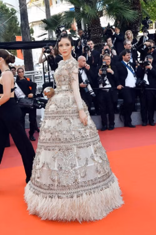 Lần thứ 4 bước trên thảm đỏ LHP Cannes 2017, Lý Nhã Kỳ không chỉ gây ấn tượng với váy quả chuông đính hàng nghìn viên pha lê, người đẹp còn khiến khán giả choáng với bởi loạt trang sức kim cương hiệu Paolo Piovan siêu đắt. Ảnh: VOV.