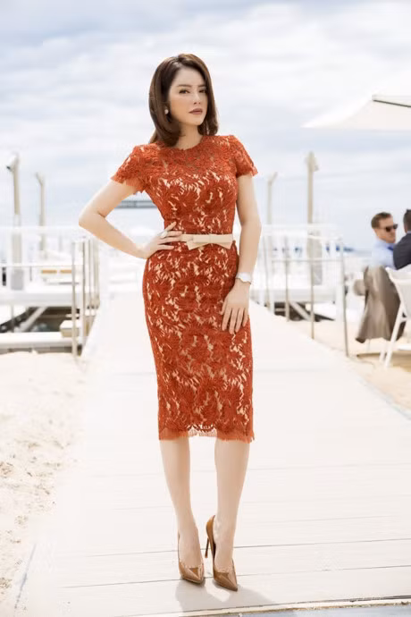  Người đẹp Lý Nhã Kỳ quý phái với đầm ren trang sức kim cương trong ngày thứ ba tại LHP Cannes 2017. Ảnh: Giadinhvietnam.