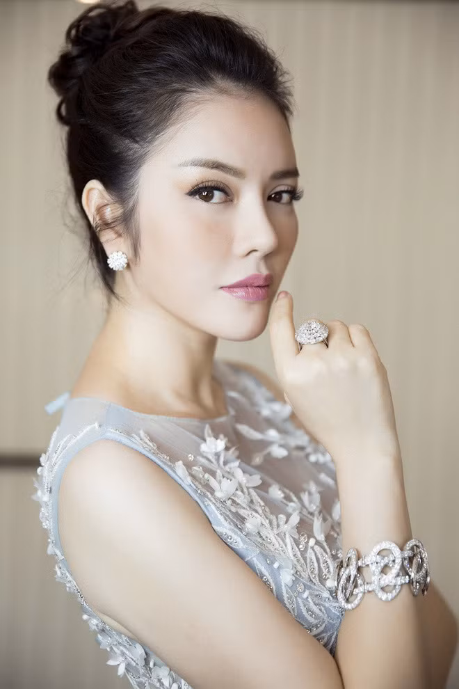 Bộ trang sức kim cương Paolo Piovan tôn lên sự vương giả, đẳng cấp của Cựu Đại sứ Du lịch Việt Nam. Ảnh: Khám phá.