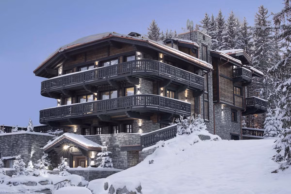370.000 USD/tuần là giá cho thuê của ngôi nhà gỗ Edelweiss, ở Courchevel, nước Pháp. Nhà gồm 7 tầng, bên trong có hộp đêm với sức chứa 100 khách. Edelweiss có 8 phòng ngủ, bể bơi 16 mét, spa và phòng tập thể dục.