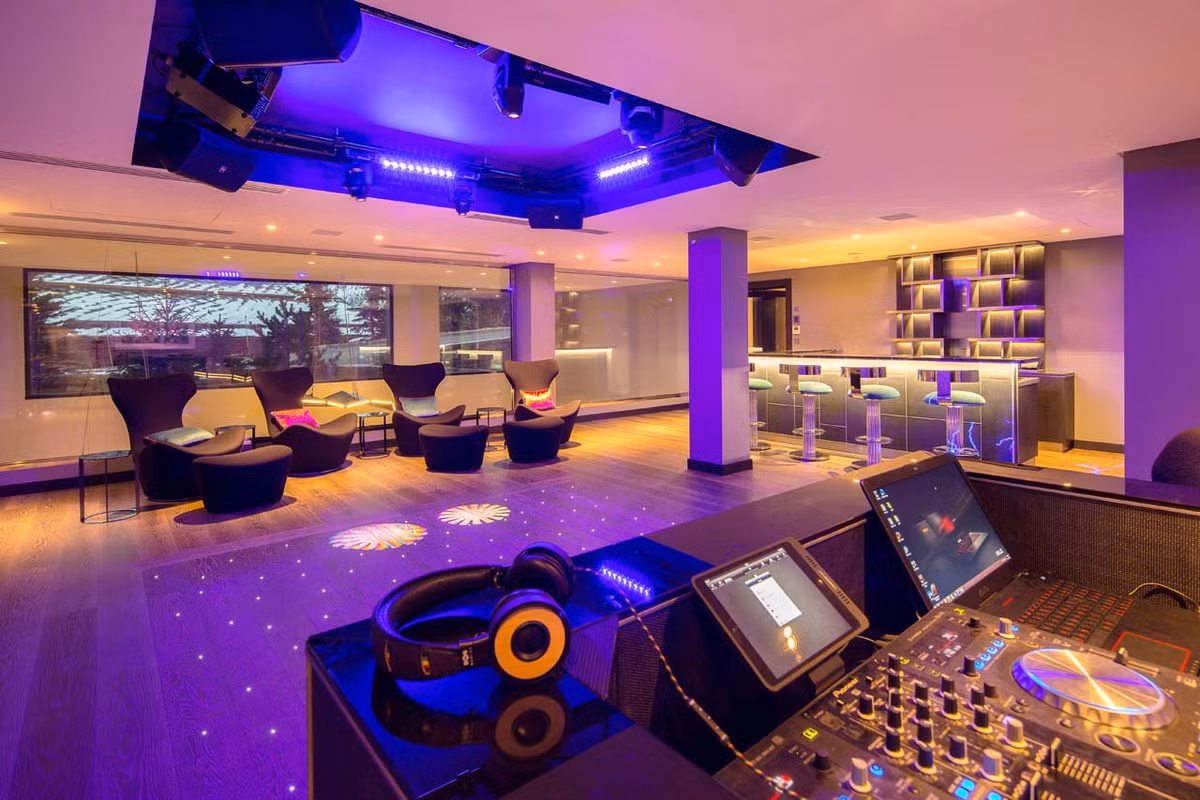 Khu giải trí sang trọng với quầy bar, sàn nhảy rộng rãi và hệ thống chiếu sáng tuyệt vời. Giá thuê mỗi tuần khoảng 400.000 USD (khoảng 9 tỷ đồng)/tuần.