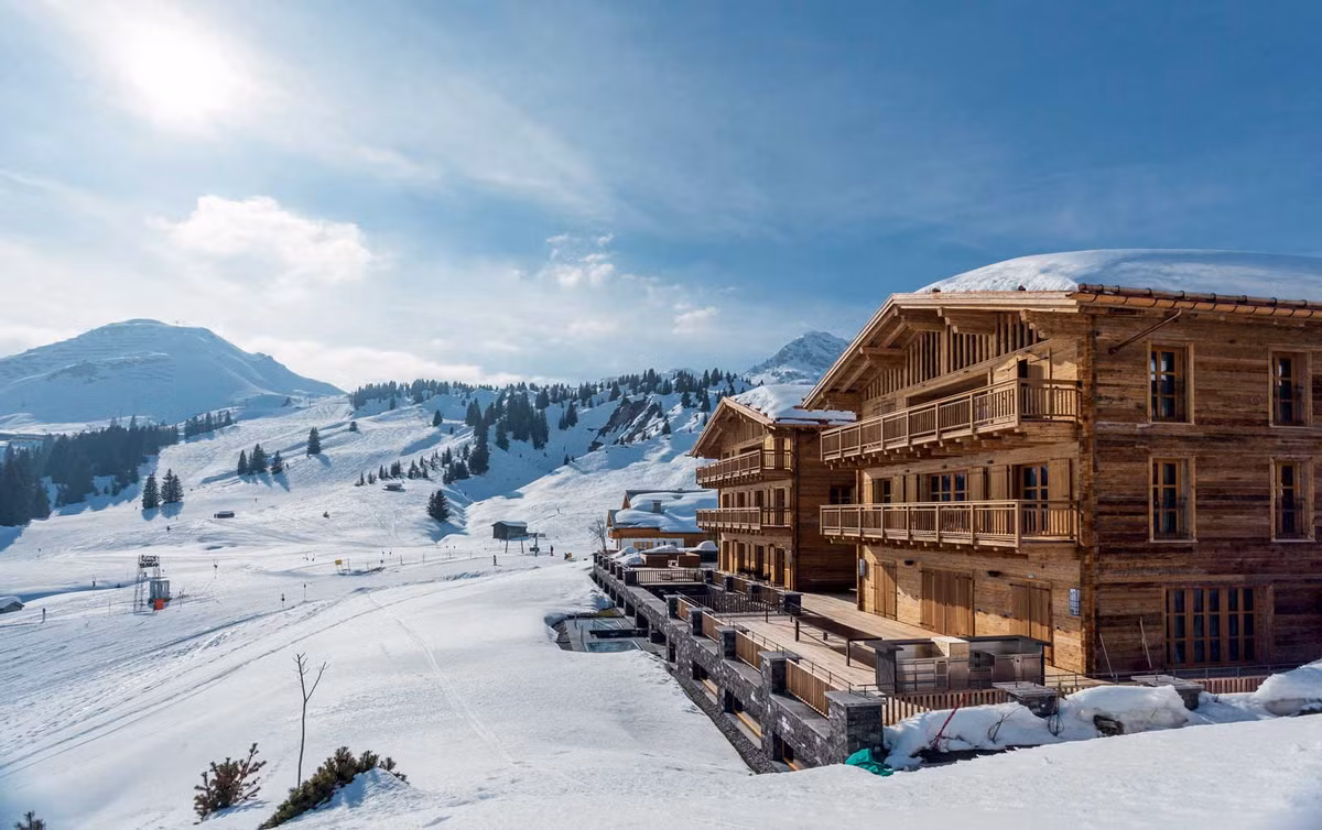 Chalet N (Austria) tự hào với 11 phòng ngủ có cửa sổ chống đạn, rạp chiếu phim và hầm rượu. Ngôi nhà ấn tượng với kiến trúc truyền thống và nội thất hiện đại. Để dừng chân tại đây, bạn phải bỏ ra 270.000 USD/tuần.