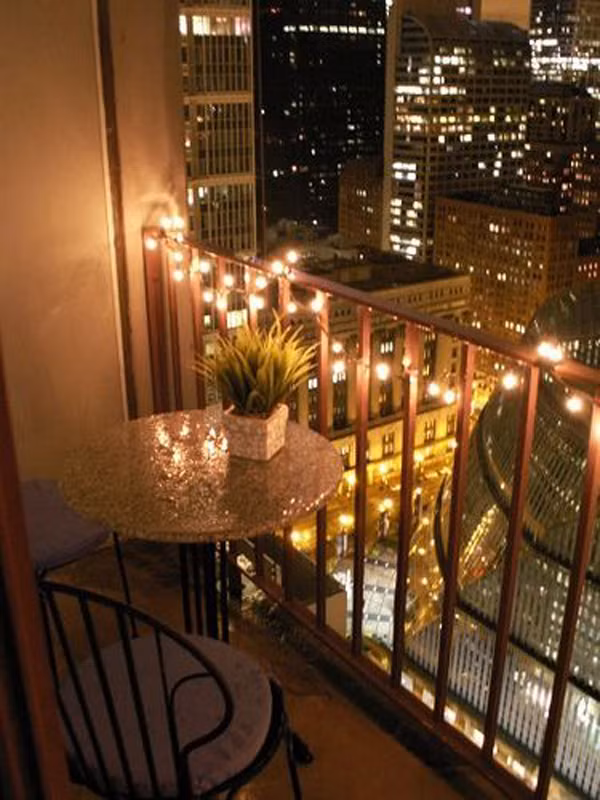Là nơi tràn ngập ánh sáng ban ngày nên không ít gia đình bỏ qua việc trang trí ban công bằng hệ thống chiếu sáng. Tuy nhiên, ánh sáng khi màn đêm xuống sẽ mang đến không gian lãng mạn và duyên dáng hơn. Ảnh: Homemydesign.
