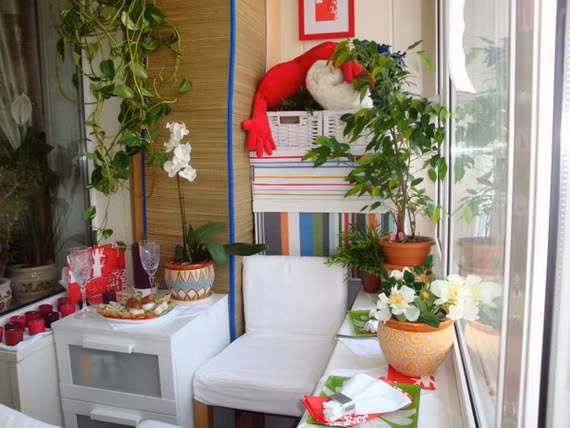 Trước khi chọn nội thất cho ban công, bạn nên xem xét cách sử dụng chúng một cách thích hợp. Có thể chỉ là salon nhỏ kết hợp chậu hoa tạo thành công viên mini. Ảnh: Stylish Eve.