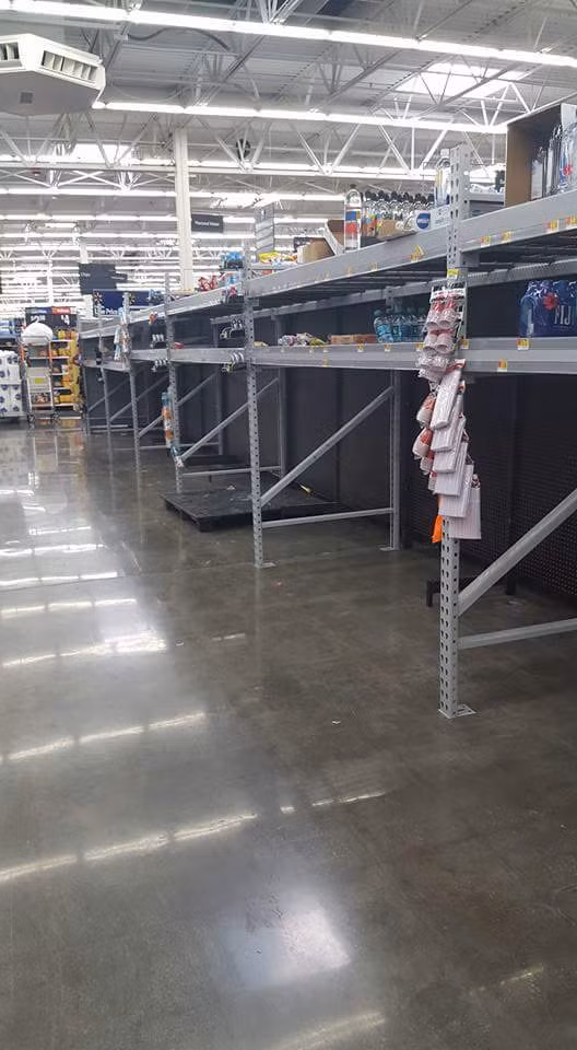 Gian hàng thực phẩm khô. Ảnh: Twitter.