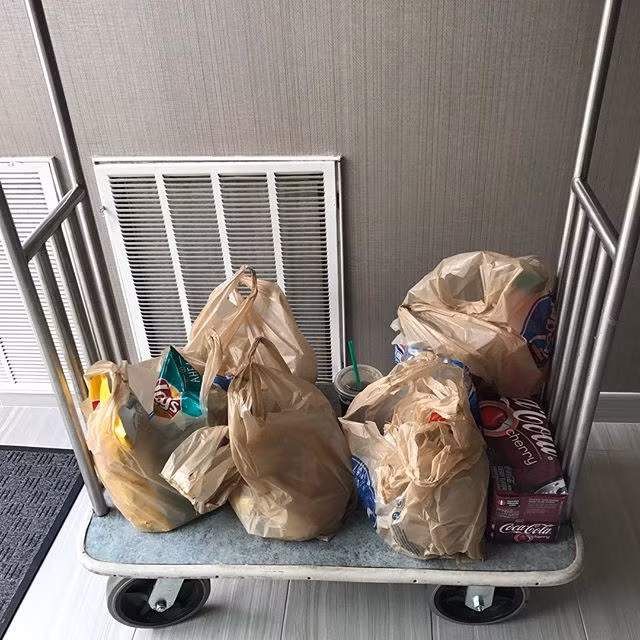 Ai cũng ra về với những túi hàng lớn. Ảnh: Twitter.