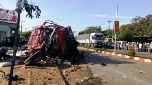 Tai nạn khiến xe nát vụn. Ảnh: Lao động.