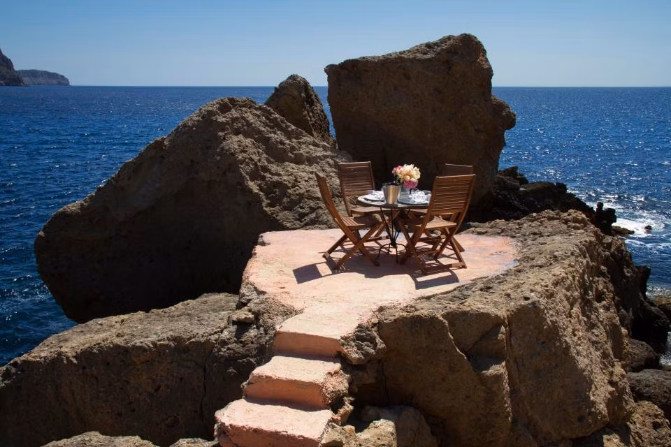 Khu vực ăn uống ven biển lãng mạn.