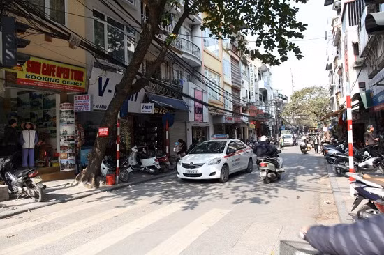 Từ xưa, phồ Hàng Hòm được biết đến với mặt hàng buôn bán đồ gỗ sơn đa dạng như tráp bằng gỗ sơn đen, hòm đựng quần áo...Ảnh: Vivuhanoi.