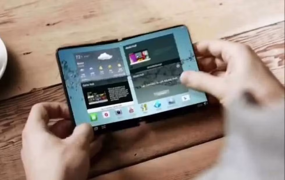 Cách đây không lâu, những tin đồn về một mẫu smartphone vỏ dẻo có thể uốn gập được của Samsung khiến giới công nghệ vô cùng tò mò. Ảnh: Slashgear.