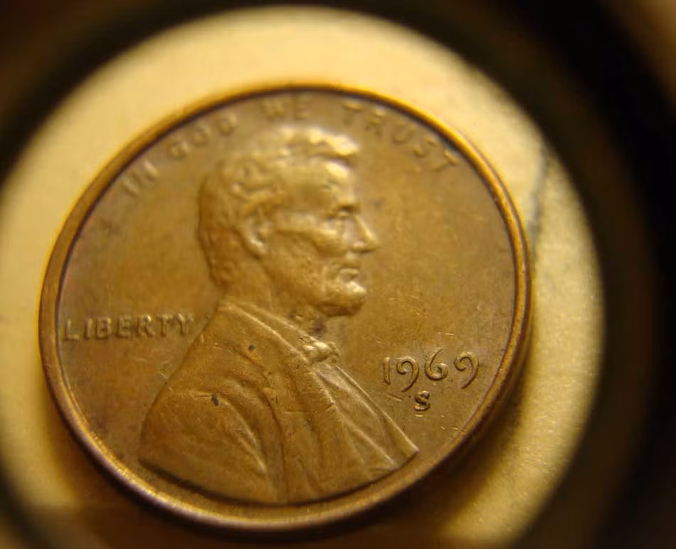 Ra đời năm 1969, đồng xu in hình Cựu Tổng thống Lincoln được coi là đồng xu in lỗi đắt đỏ nhất khi có giá trị lên tới 35.000 USD.