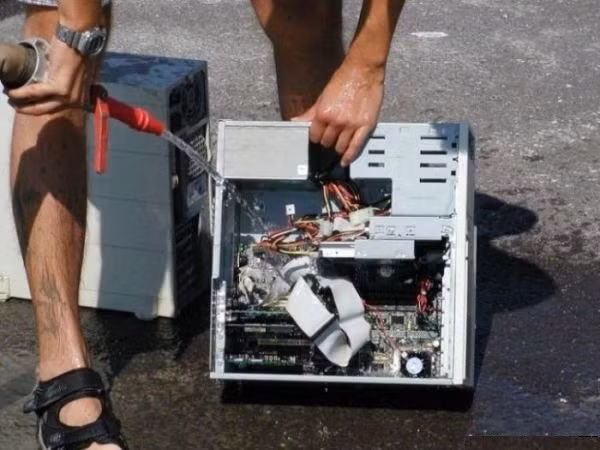 Phải rửa thường xuyên cho mới. Ảnh: AnandTech Forums.