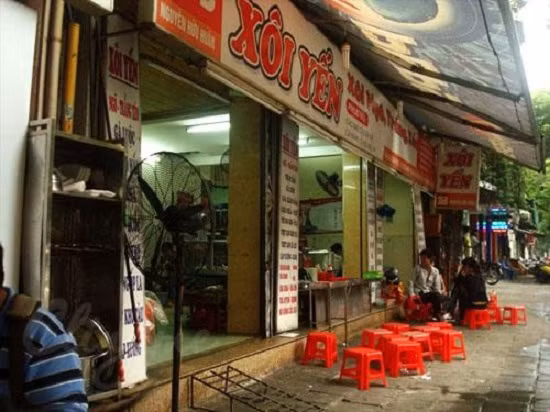 Cửa hàng Xôi Yến (35B Nguyễn Hữu Huân, quận Hoàn Kiếm) từ lâu đã trở thành thương hiệu nổi tiếng trong giới ẩm thực của Thủ đô. Không ít người từ nơi xa còn lặn lội đến đây chỉ để thỏa mãn cơn thèm. Ảnh: Vivuhanoi.