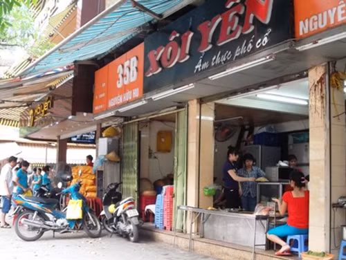 Mặc dù có diện tích rộng nguyên 3 tầng nhưng cửa hàng vẫn phải sử dụng cả vỉa hè để phục vụ khách ăn tại chỗ. Ảnh: Petrotimes.