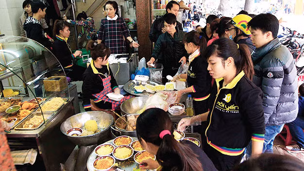 Theo đó, tính sơ bộ doanh thu mỗi ngày của cửa hàng đạt khoảng 60 triệu đồng. Như vậy, doanh thu cả tháng có thể lên tới 2 tỷ đồng. Ảnh: Tuổi trẻ.