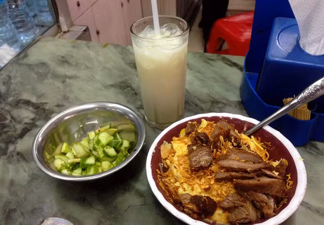 Cùng như nhiều quán hàng nổi tiếng khác ở Hà Nội, cửa hàng Xôi Yến lúc nào cũng đông đúc người ra vào. Ảnh: Diadiemanuong.