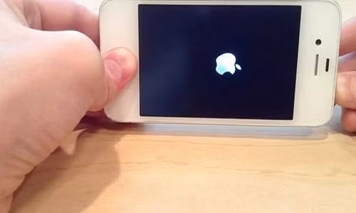 Trong những phiên bản iOS trước, nếu một ứng dụng bất ngờ gia tăng tiêu thụ điện khi pin xuống mức yếu thì iPhone tự động tắt theo cơ thế bảo vệ của Apple. Ảnh: Taimienphi.