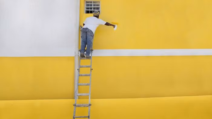 Với điều kiện khí hậu nhiệt đới như ở nước ta, bạn nên chú ý đến độ chống thấm của sơn. Ảnh: Reference.