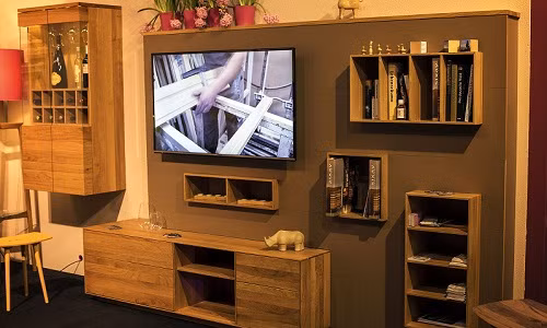  Kệ gỗ nổi trên tường vừa là tủ đựng rượu vừa là kệ ti vi trang trí phòng khách vô cùng lạ mắt và ấn tượng. Ảnh: Decoist.