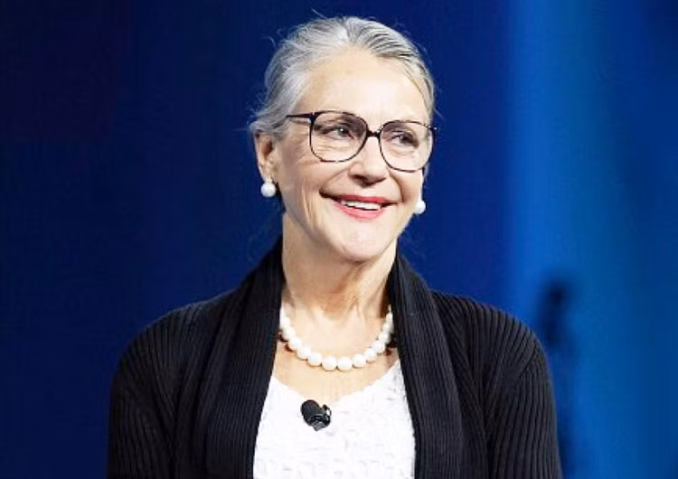 Bộ sưu tập khổng lồ của nữ tỷ phú bao gồm các bức họa của họa sĩ Andy Warhol, Norman Rockwell và Georgia O'Keefe…Năm 2011, bà bỏ ra 50 triệu USD mở bảo tàng Crystal Bridges tại Arkansas để trưng bày bộ sưu tập cá nhân trị giá 500 triệu USD. Ảnh: Richest LifeStyle.