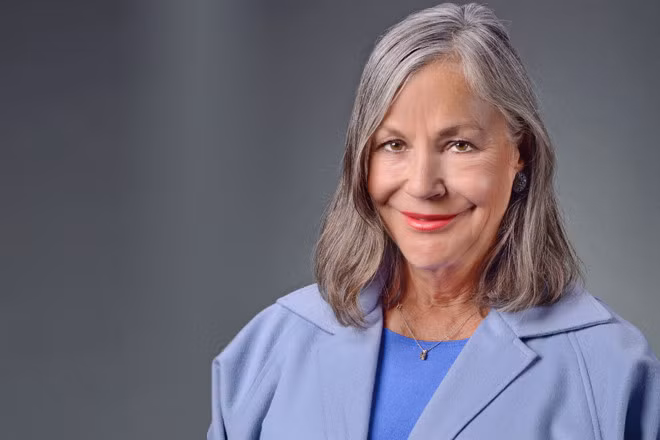 Thay vì dành thời gian cho Walmart, nữ tỷ phú Alice Walton trở thành nhà đầu tư nghệ thuật từ khi còn nhỏ. Năm 10 tuổi, bà đã dành tiền tiêu vặt để mua lại bản sao bức vẽ Blue Nude của danh hoạ Picasso. Ảnh: Arkansas Business.