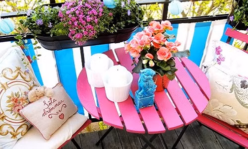 Bộ bàn ghế nhỏ cạnh chậu hoa xinh xắn là địa điểm lý tưởng cho bạn thư giãn.