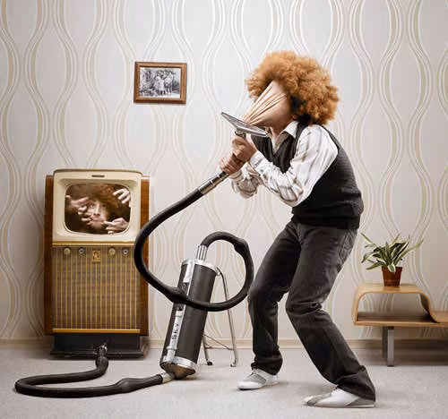 Khuôn mặt và máy hút bụi. Ảnh: Funny.