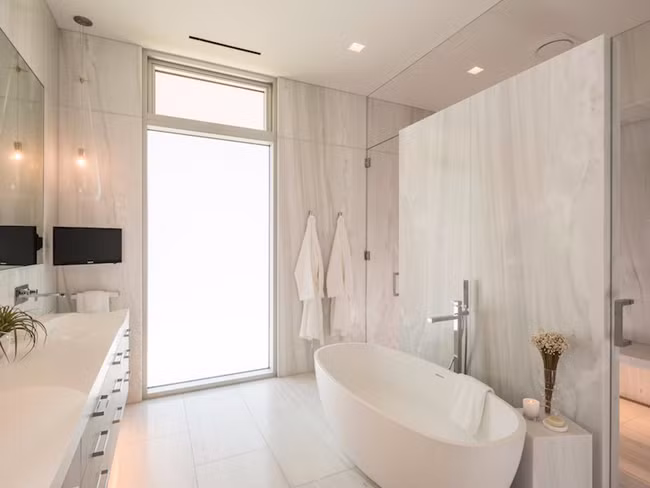 Biệt thự có 7 phòng ngủ, 6 phòng tắm, hầu hết các phòng đều được thiết kế có cửa kính lớn trải dài từ trần tới sàn để nhìn ra vườn nho xanh mướt.