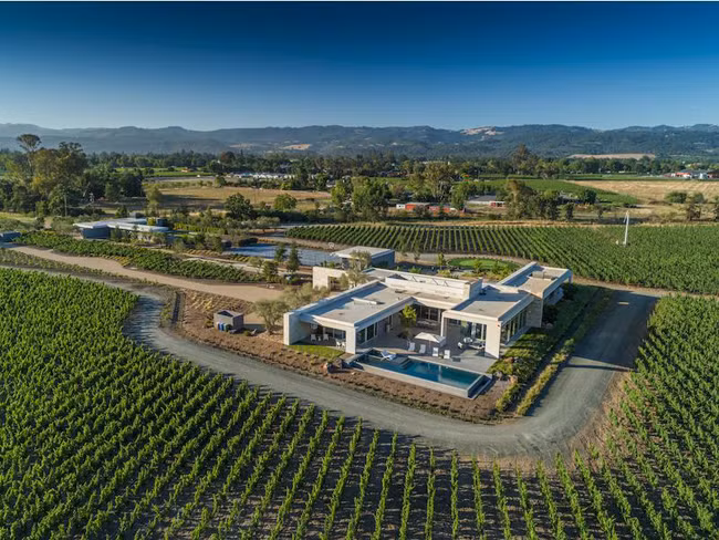Căn biệt thự nằm ở St. Helena, một thành phố xinh đẹp ở thung lũng nho nổi tiếng thế giới Napa, California, Mỹ.