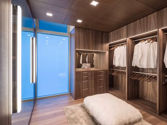 Phòng thay đồ lớn nằm trong phòng ngủ chính.