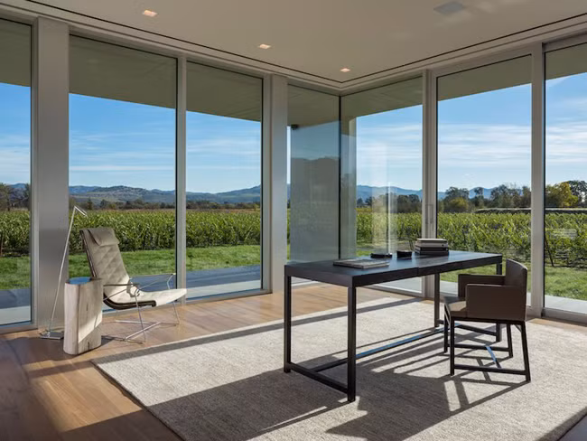 Phòng làm việc chan hòa ánh sáng tự nhiên và tất nhiên là cũng có “view” rất ấn tượng.