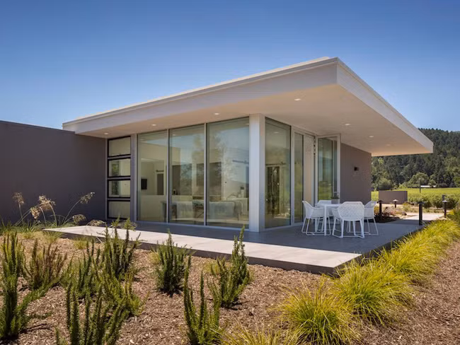 Ngoài ra, dinh thự còn có 1 khu vực spa nằm riêng biệt với nơi ở.