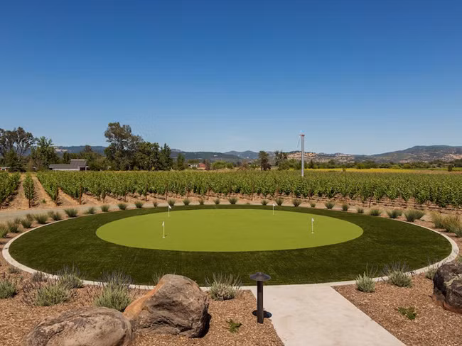 Sân golf nhỏ này cũng thuộc sở hữu của dinh thự nghìn tỷ.