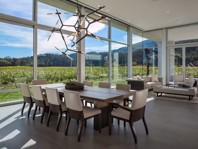 Phòng khách, phòng bếp và bàn ăn được trang trí hiện đại, sang trọng nhưng tối giản và tinh tế.