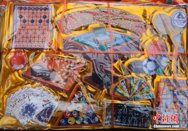 Các mặt hàng vàng mã có giá dao động từ vài tệ đến vài trăm tệ. Ảnh: Chinanews.