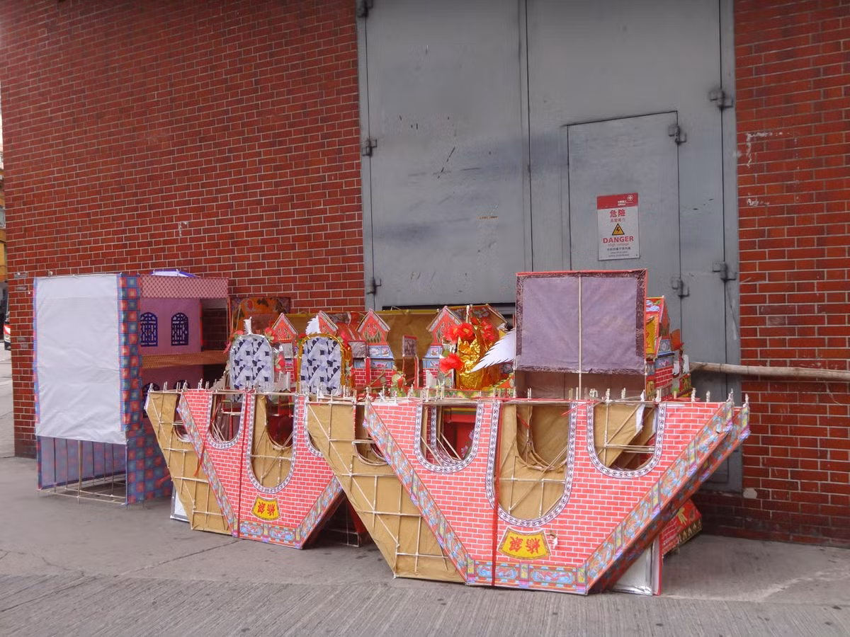 Cứ vào mùa Vu Lan hàng năm, các mặt hàng vàng mã lại tràn ngập khắp chợ ở Trung Quốc, từ đơn giản đến cầu kỳ, tinh xảo. Ảnh: Blogspot.