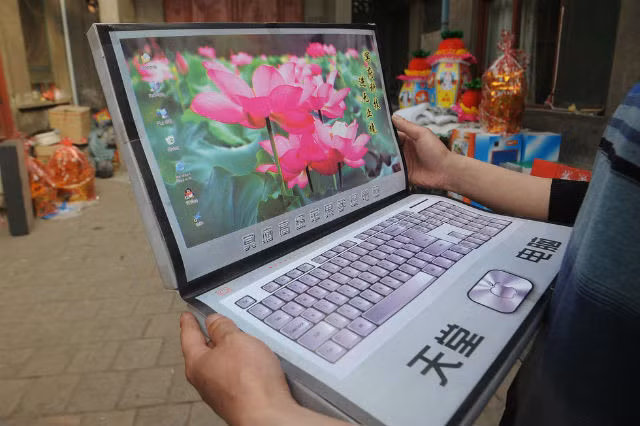Laptop mang nhãn hiệu Apple gập được như thật. Ảnh: Shanghailist.