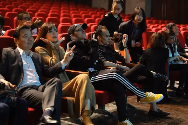 Ngồi dưới hàng ghế khán giả để theo dõi phần tổng duyệt của Trung Quân, Sơn Tùng và Bích Phương vui vẻ tạo dáng. Đôi lúc, cặp đôi còn phấn khích, nhún nhảy theo điệu nhạc của giọng ca Gọi mưa.