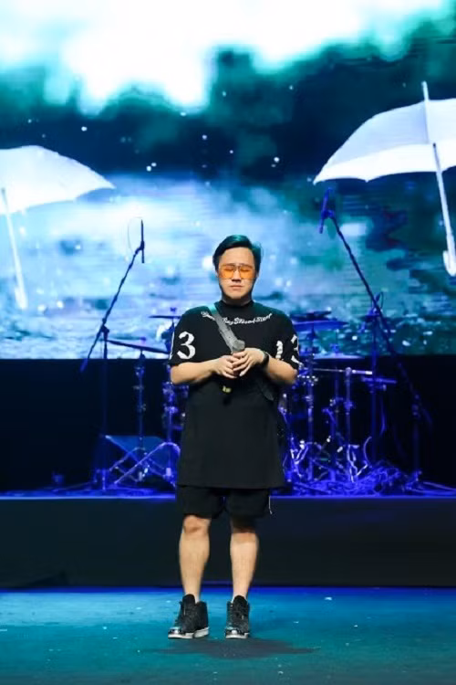 Bích Phương sẽ dành tặng khán giả thủ đô ca khúc Gửi anh xa nhớ, trong khi Trung Quân idol một lần nữa thể hiện những bản hit mang chủ đề mưa quen thuộc.