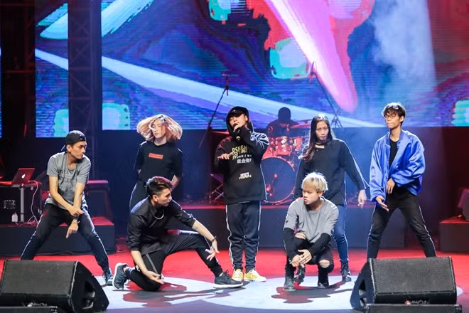 Trong đêm nhạc, Sơn Tùng sẽ thể hiện những ca khúc đã nổi tiếng và làm nên tên tuổi của anh, trong đó có Lạc trôi, Nơi này có anh – 2 bài hát được anh phát hành đầu năm 2017. Những ca khúc sôi động, trẻ trung sẽ là điểm nhấn trong đêm nhạc có nhiều bản pop, ballad đến từ Trung Quân, Bích Phương...