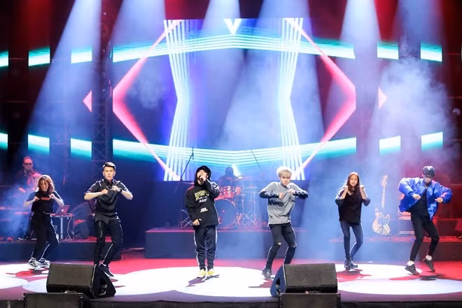 Ngoài ba giọng ca trẻ, sự kiện còn có sự góp mặt của Mỹ Tâm và Tuấn Hưng. Đây là lần đầu tiên "họa mi tóc nâu" đứng chung sân khấu với đàn em Sơn Tùng, điều đó khiến rất nhiều khán giả mong chờ và tỏ ra thích thú.