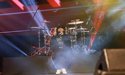 Sơn Tùng xuất hiện khá sớm với trang phục giản dị. Nam ca sĩ bịt kín mít với áo hoodie, mũ lưỡi trai. Khá đông người hâm mộ của giọng ca sinh năm 1994 có mặt tại địa điểm diễn ra buổi tổng duyệt để được gặp thần tượng.